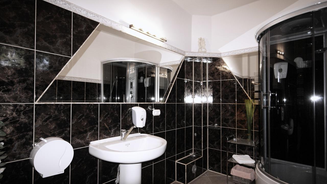 Villa Alris Белосток Экстерьер фото
